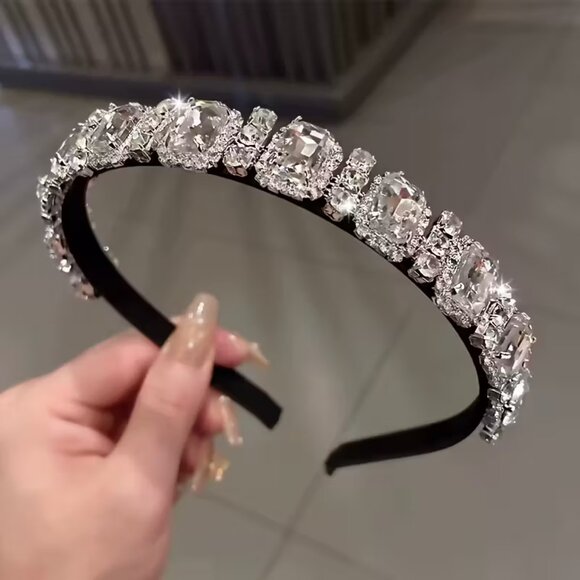 BLACK HEADBAND WITH LARGE CRYSTAL / RHINESTONE ACCENTS - Picture 1 of 2